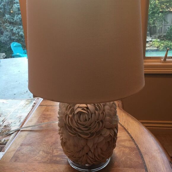 GORGEOUS SHELL Rosette Lamp! - Picture 1 of 7